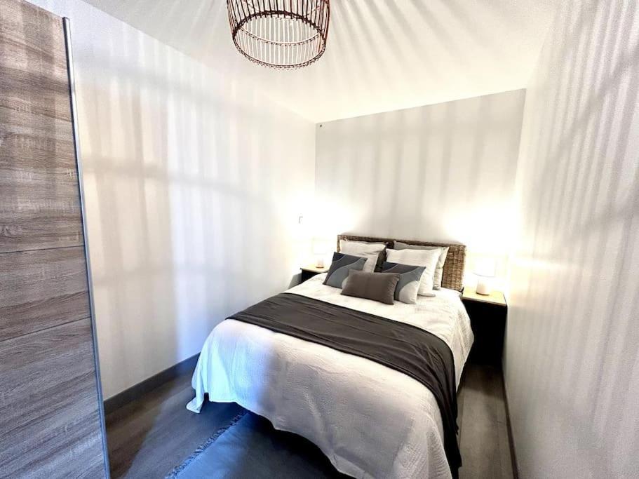 Cote Cour - Appartement En Plein Centre-Ville & Proche Des Thermes Рошфор Екстер'єр фото