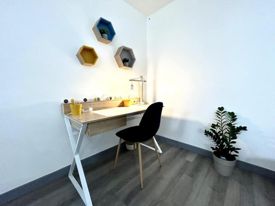 Cote Cour - Appartement En Plein Centre-Ville & Proche Des Thermes Рошфор Екстер'єр фото