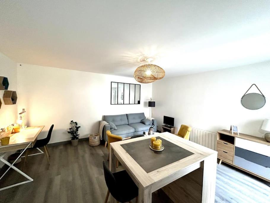 Cote Cour - Appartement En Plein Centre-Ville & Proche Des Thermes Рошфор Екстер'єр фото